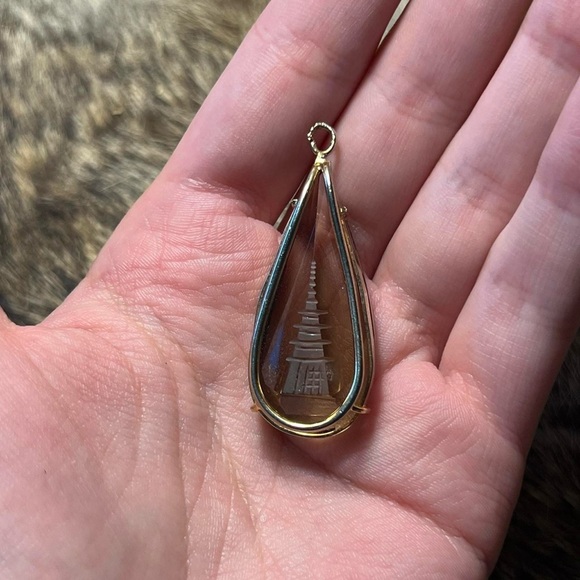 Gorgeous Smokey quartz carved pagoda intaglio pendant - Picture 3 of 5